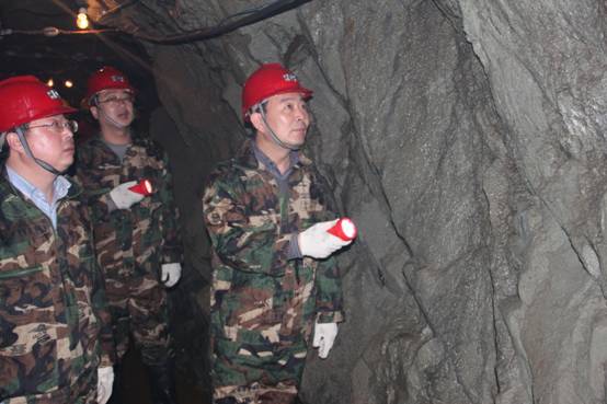 D:My DocumentsMy Pictures照片 5月11日隊(duì)長在檢查老李玉石峪硐子時(shí)特別強(qiáng)調(diào)要加強(qiáng)安全管理管理工作照片 058.jpg